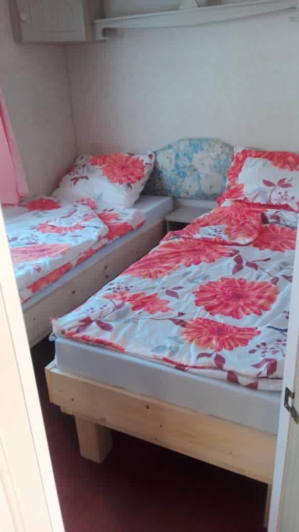 Appartement Kupai Apartman à Tiszaújváros Extérieur photo