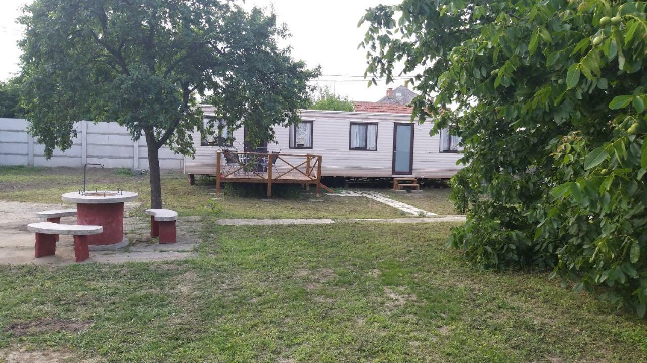 Appartement Kupai Apartman à Tiszaújváros Extérieur photo