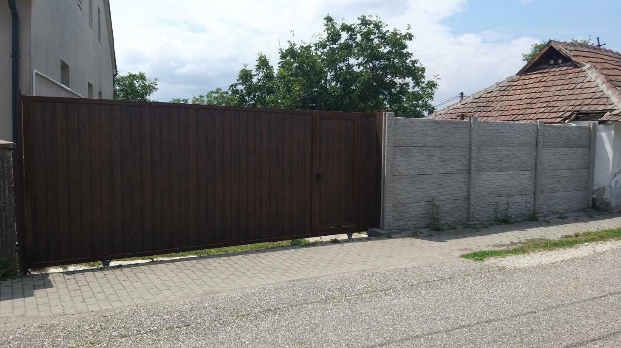 Appartement Kupai Apartman à Tiszaújváros Extérieur photo